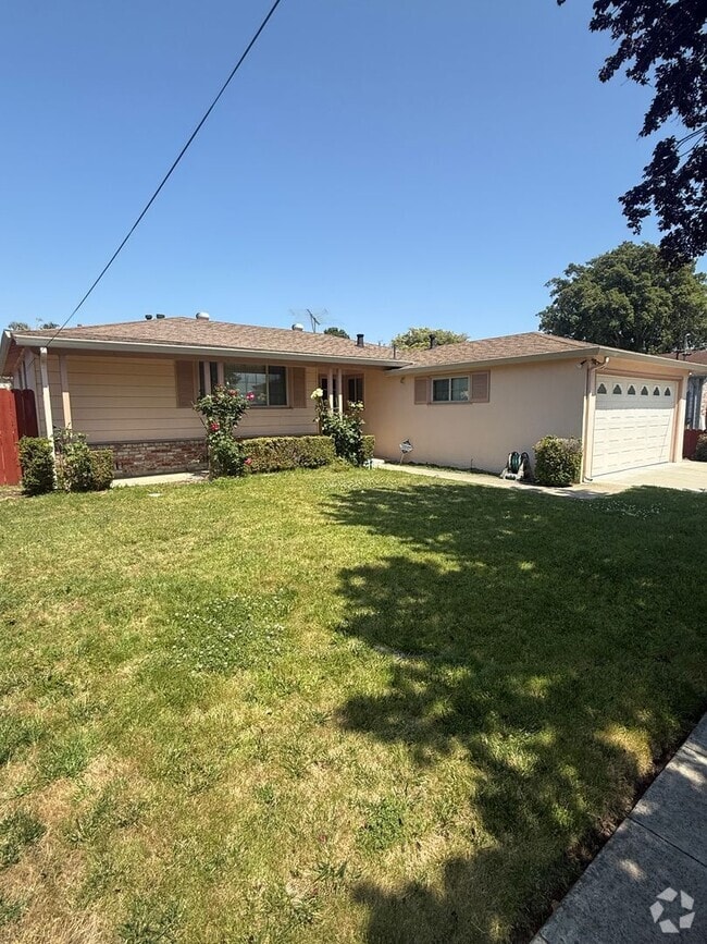 Building Photo - Charming 3 bedroom 2 bath home
