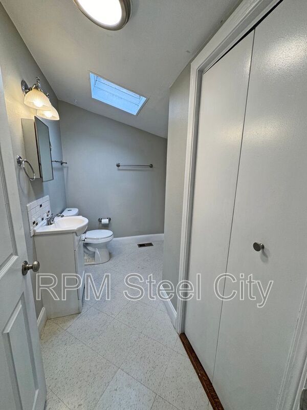 Building Photo - 1626 E Routt Ave