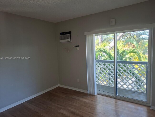 Building Photo - 13025 Emerald Dr