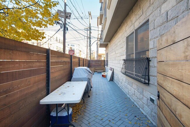 Building Photo - 133 Brunswick St