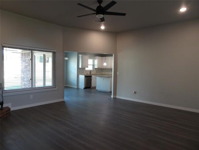 Building Photo - 8412 Pinewood Dr
