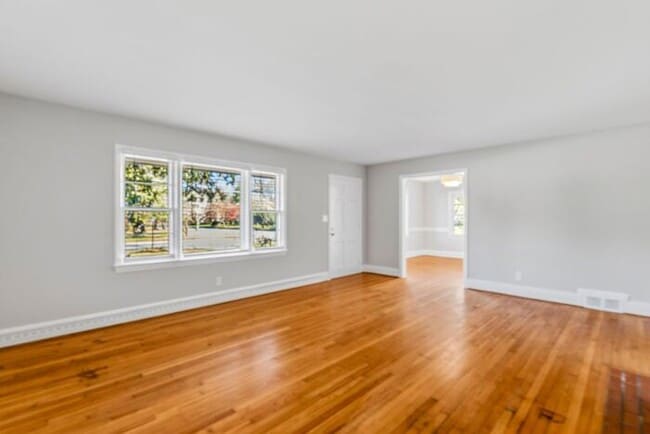 Building Photo - NW - Large Brick Ranch, Updated, Hardwoods, LR, DR, Den, Two Decorative Fire Places, Fenced, Stor...