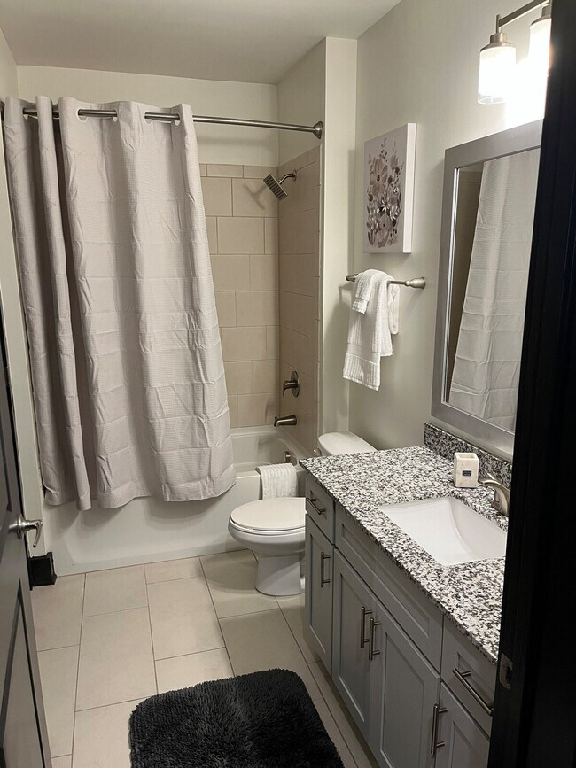 Building Photo - 425 W 5th St