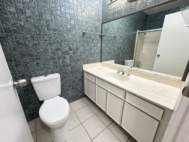 Building Photo - Single Story Home 5-Beds 2-Bath No HOA!