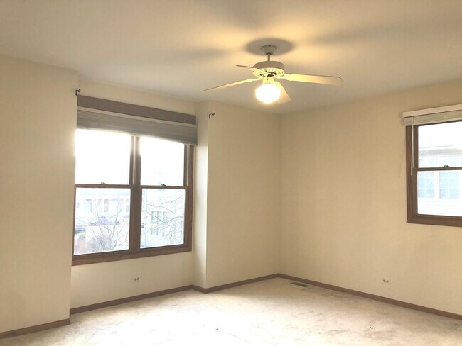 Building Photo - 116 W Center St