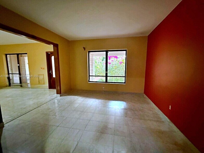 Building Photo - 1915 Country Club Prado