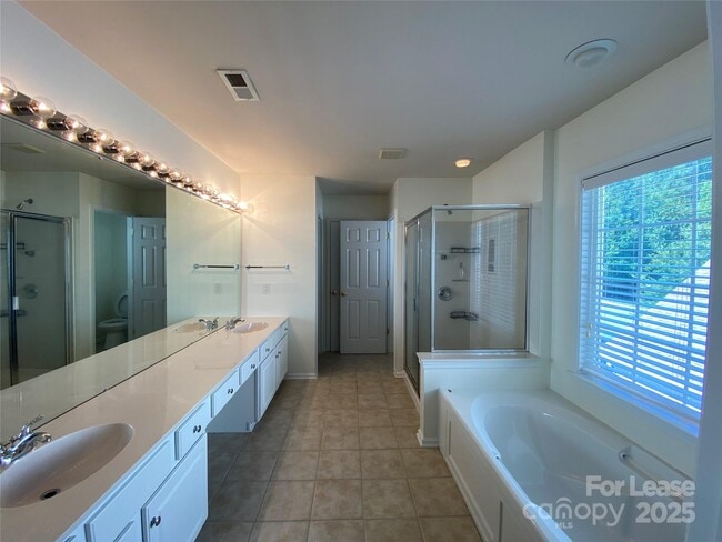 Building Photo - 9901 Hazelview Dr
