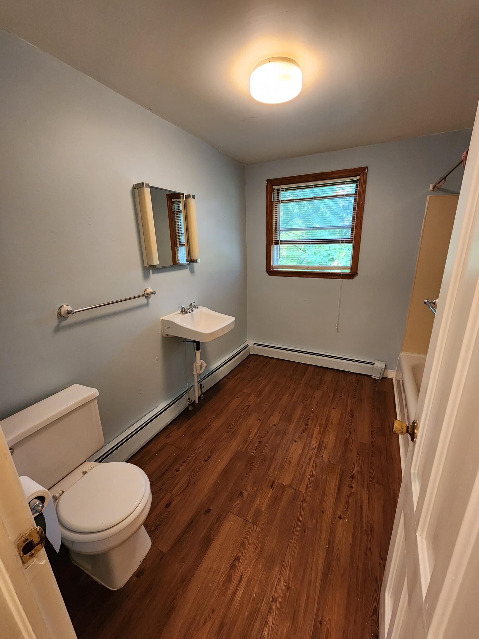 9x6 Bathroom with full soaking tub and shower - 8 Orient Ave