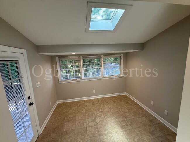 Building Photo - 116 N Sunset Dr