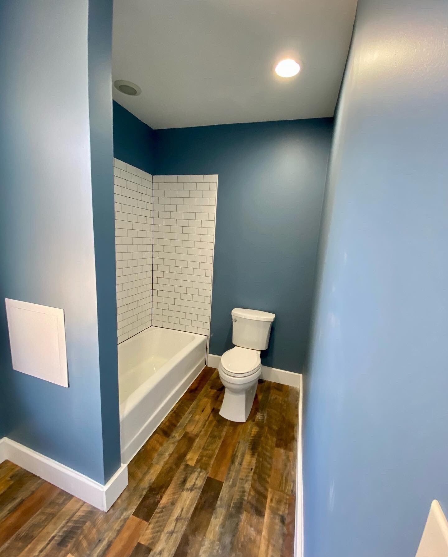 Full bathroom. First floor. Apartment B. - 605 Beechwood Ave