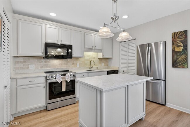 Building Photo - 788 Park Shore Dr