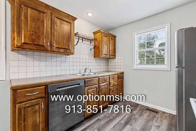 Building Photo - Welcome home to this beautifully updated 3-bedroom, 2-bath duplex in the heart of Johnson County!