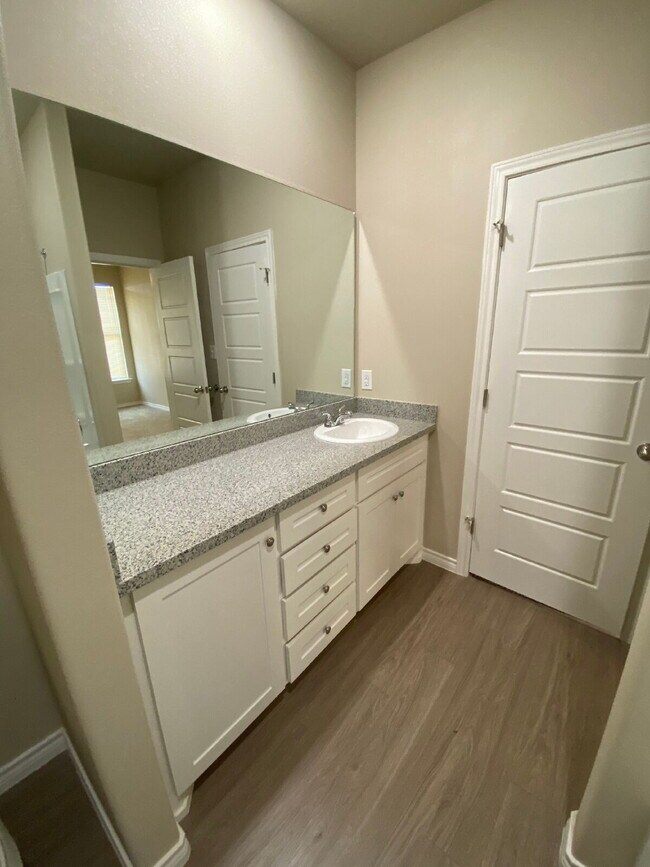 Building Photo - Burgamy Park Home!