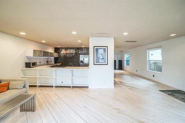 Building Photo - 64 Comal St