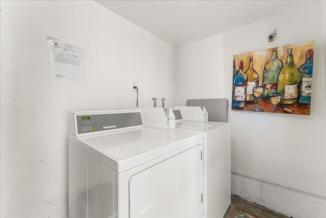 Building Photo - 517 Ximeno Ave