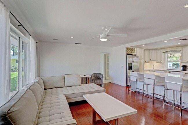 Building Photo - 7115 Venetian Way