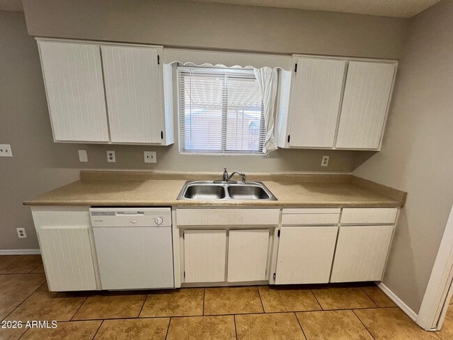 Building Photo - 551 W Gail Dr