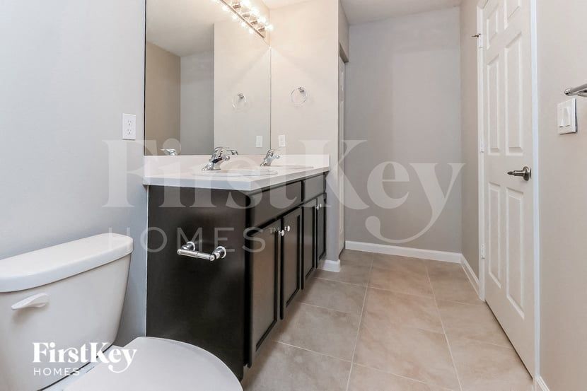 Building Photo - 957 SE Caravan Ave