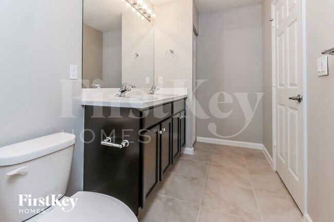 Building Photo - 957 SE Caravan Ave