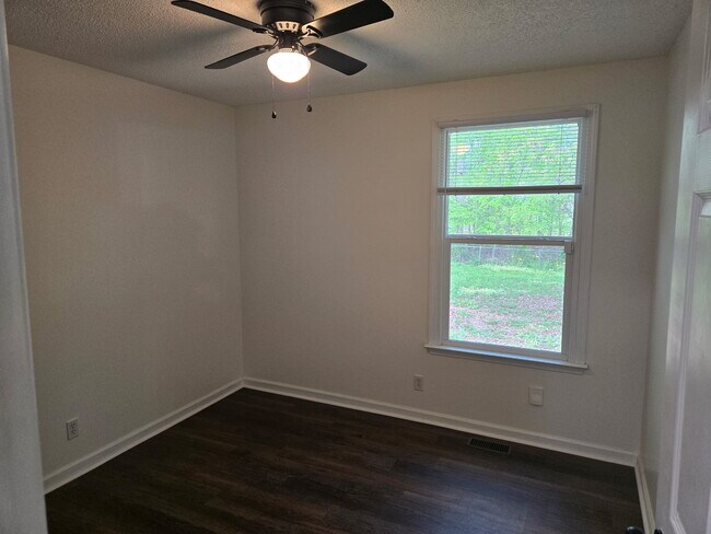 Building Photo - 118 Shady Maple Dr