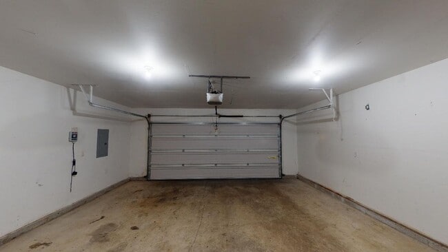 Building Photo - Updated Two Level Home in Sandy with Backyard. Pet Friendly