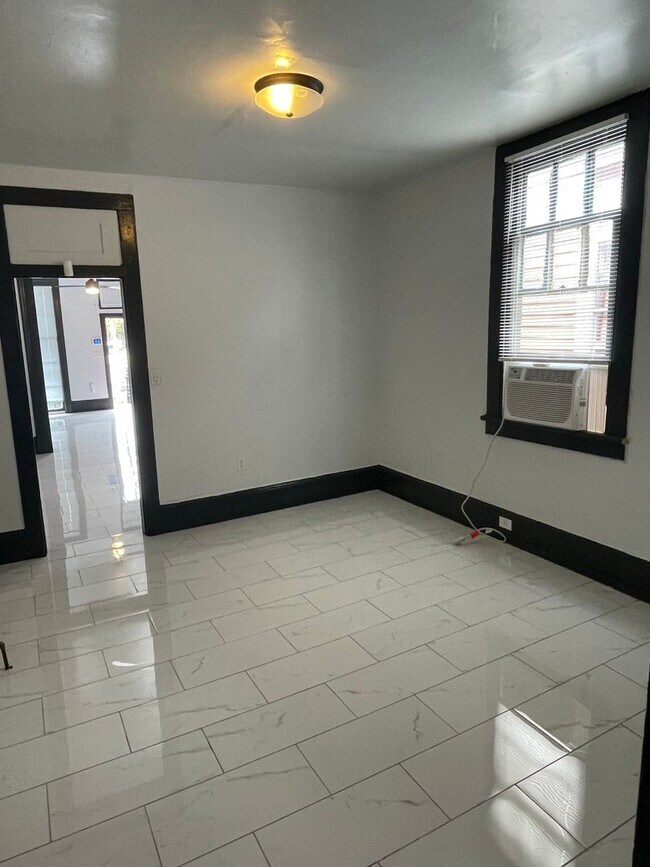 Building Photo - Spacious 1BD/1BA Shotgun 2 Blocks of Esplanade Ave