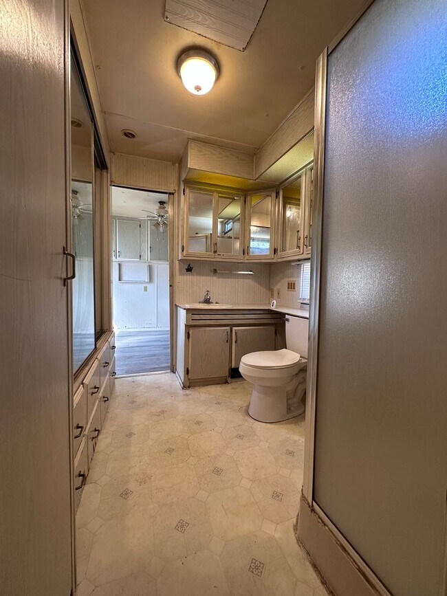 Building Photo - 11811 N Broad St