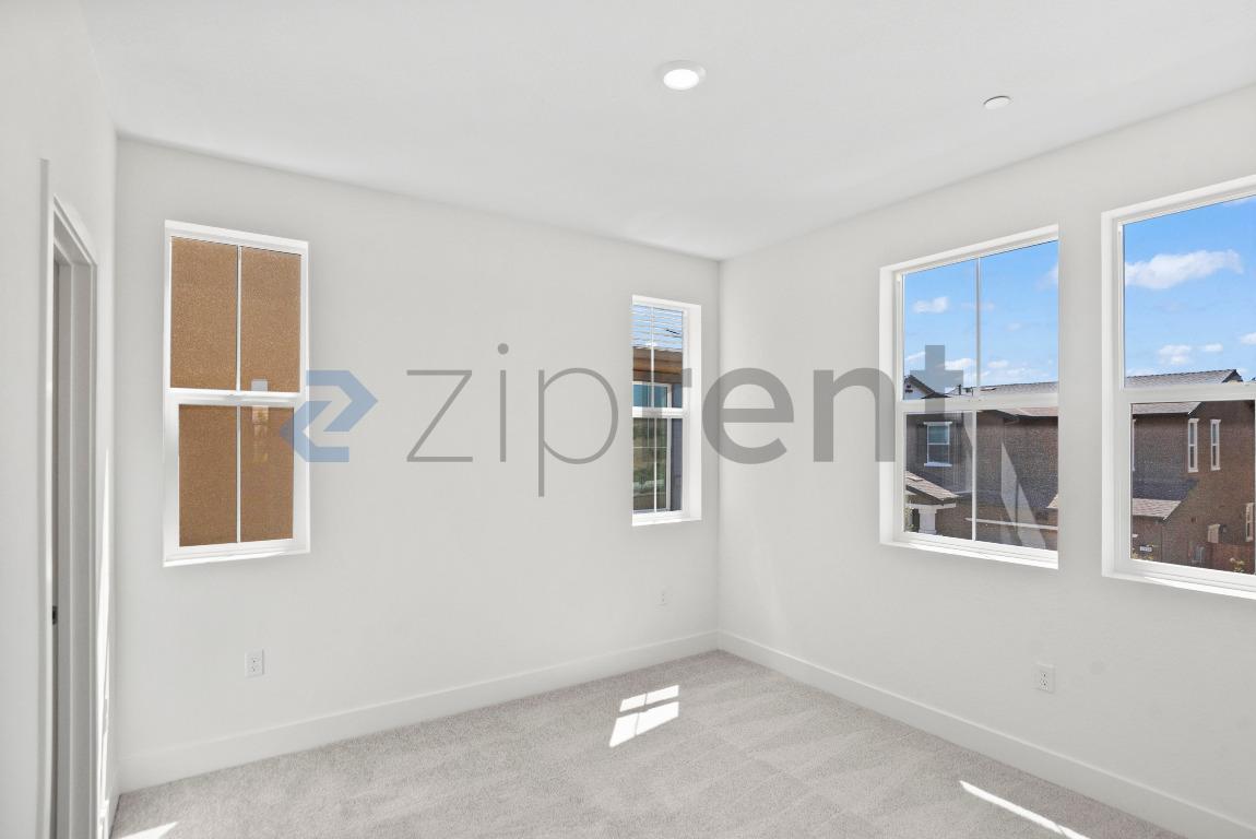 Building Photo - Unit