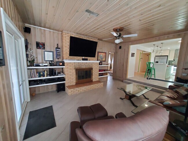 Building Photo - Updated 3 bed 2 bath near UPTOWN! Don't Miss out! Hardwood Floors!