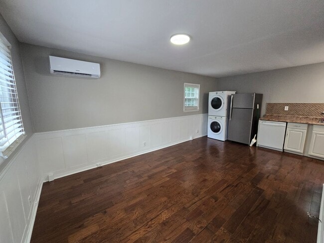 Building Photo - Live in Red Bank!