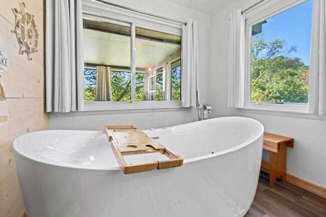 Building Photo - 2140 Battle Hill Rd