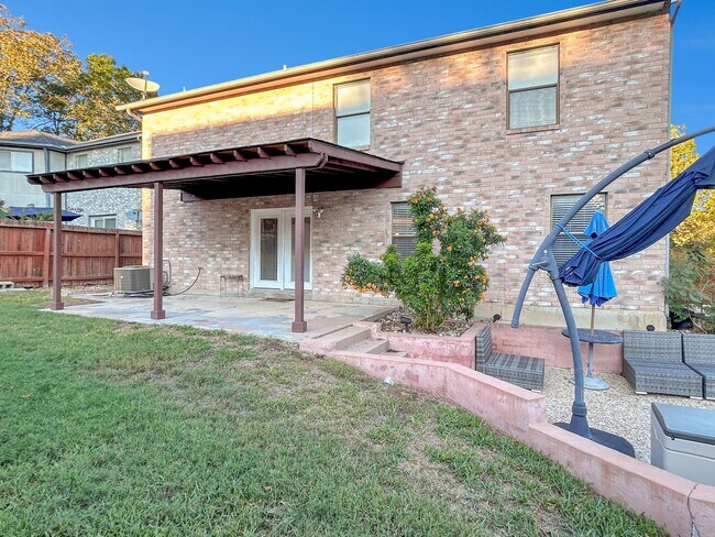 Building Photo - Freshly Updated 4-Bedroom Home with Pool, Fireplace & New Flooring in Universal City