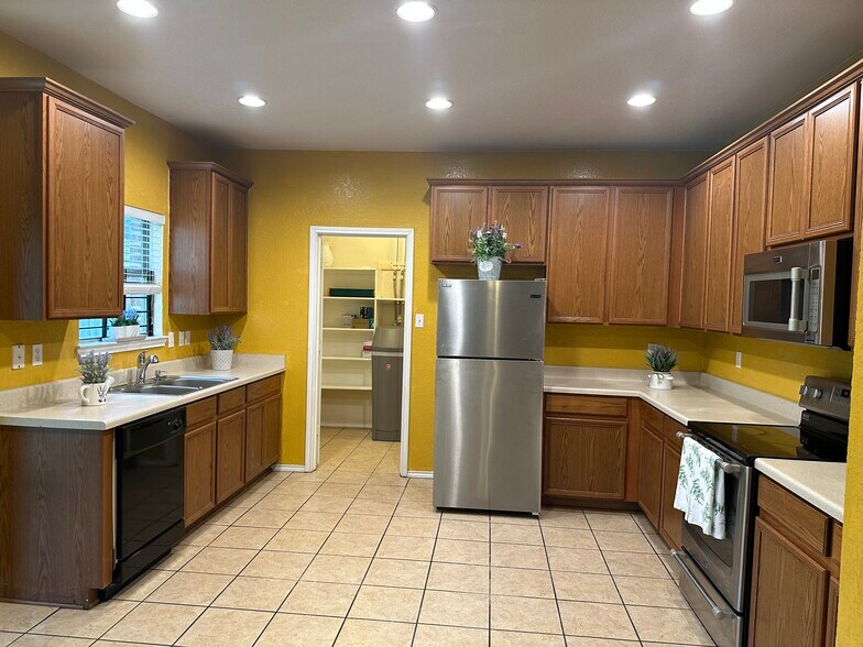 Kitchen - 8259 Elm Glade