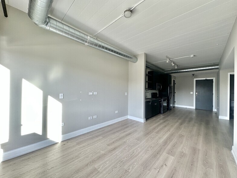 Building Photo - 941 W Belmont Ave