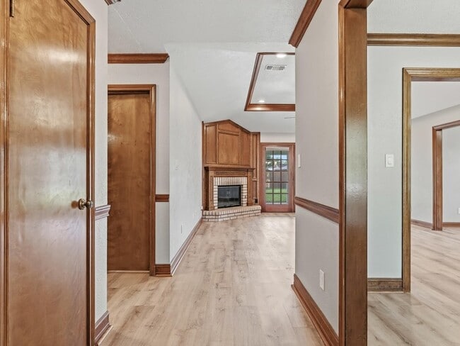 Building Photo - 6970 Ellen Ln