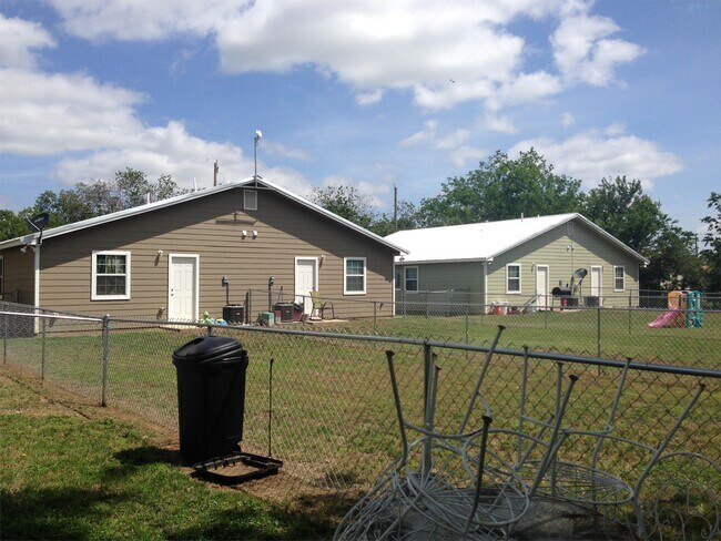 Building Photo - 308 N Cleburne Whitney Rd