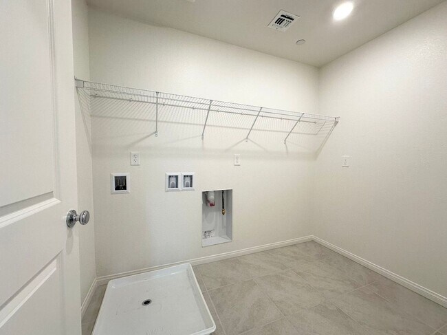 Building Photo - Beautiful and well-maintained home