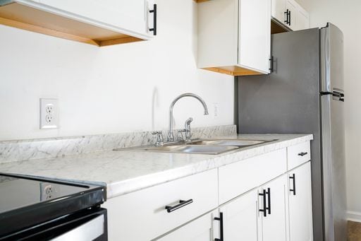 Building Photo - Charming Renovated 1-Bedroom Apartment in Madison Heights!