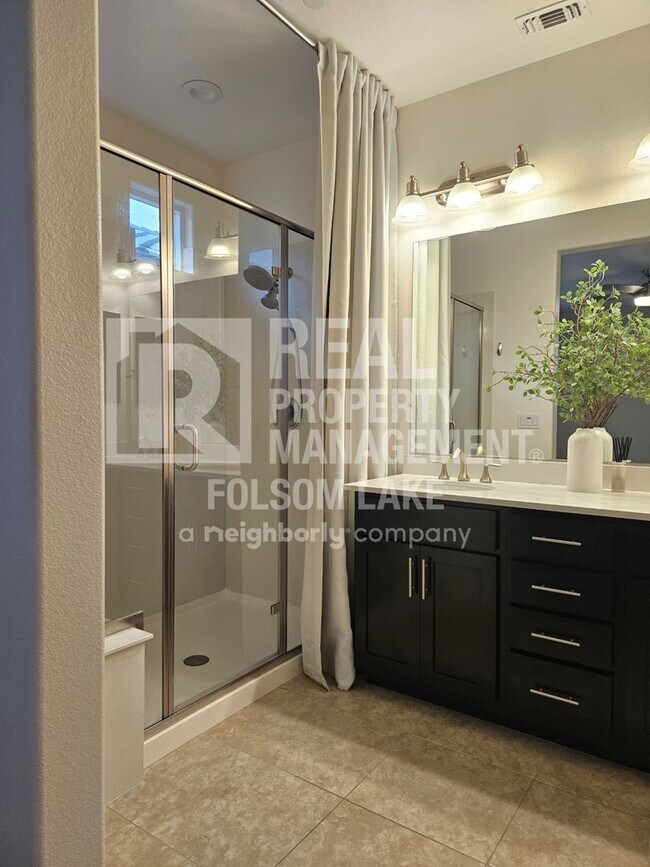 Building Photo - Spacious 3 bedroom 2.5 bath in the Westshore Lake Neighborhood