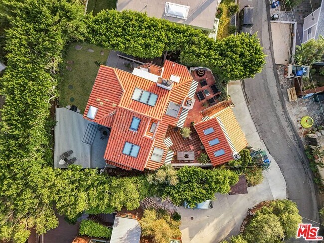 Building Photo - 2880 Searidge St