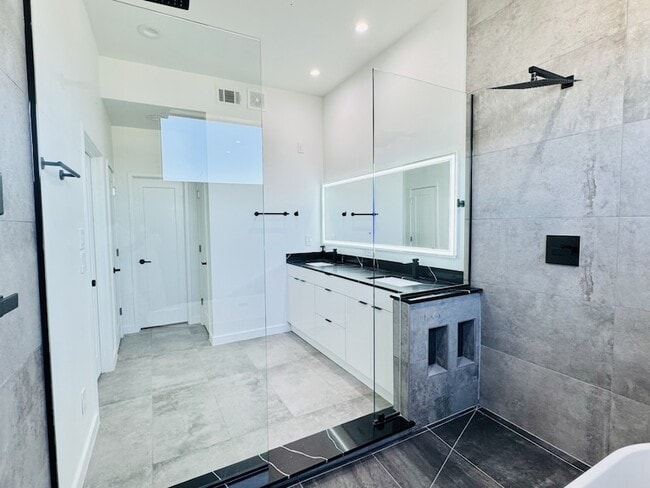 Building Photo - 525 Memorial Heights Dr