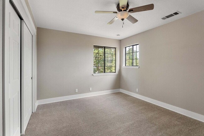 Building Photo - Gorgeous Executive Level Home 4 beds 3 baths close to hospitals and courthouse