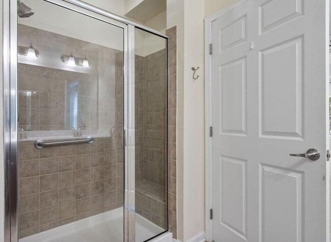 Building Photo - Stunning, Spacious 2 Bedroom Condo in Midl...