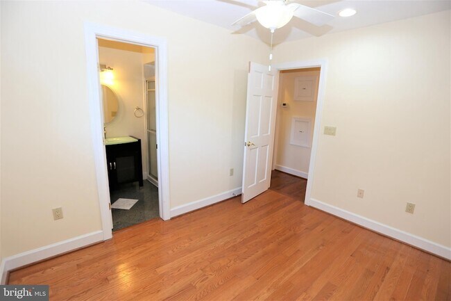 Building Photo - 9705 Fernwood Rd