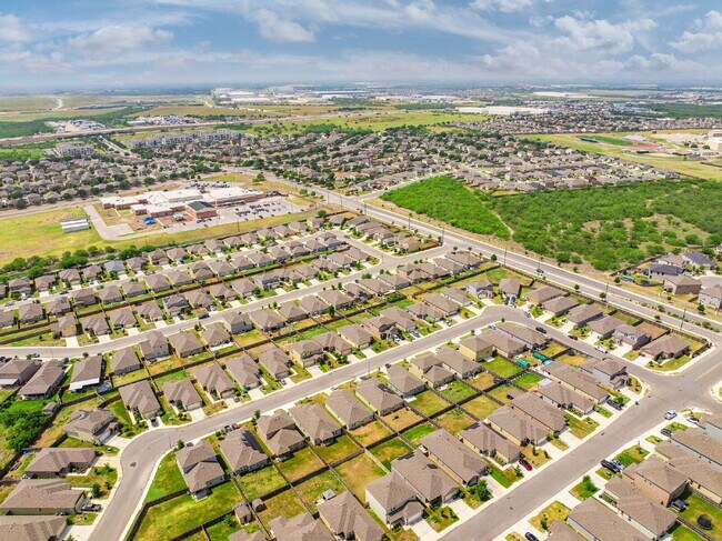 Building Photo - 1 Month Free Rent with 18mo Lease Signed b...