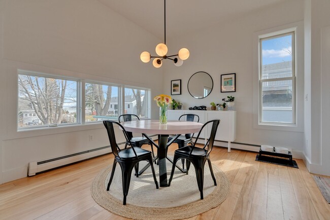 Building Photo - Stunning 4 Bed 2.5 Bath Steps from Willards Beach