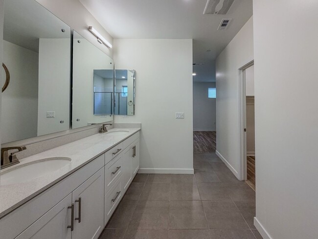 Building Photo - 1568 E Thompson Blvd