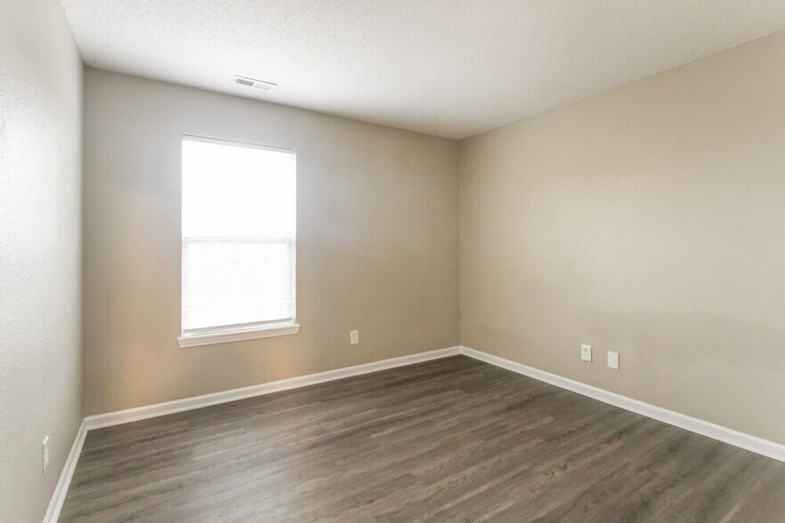 Building Photo - 607 Sweet Creek Dr