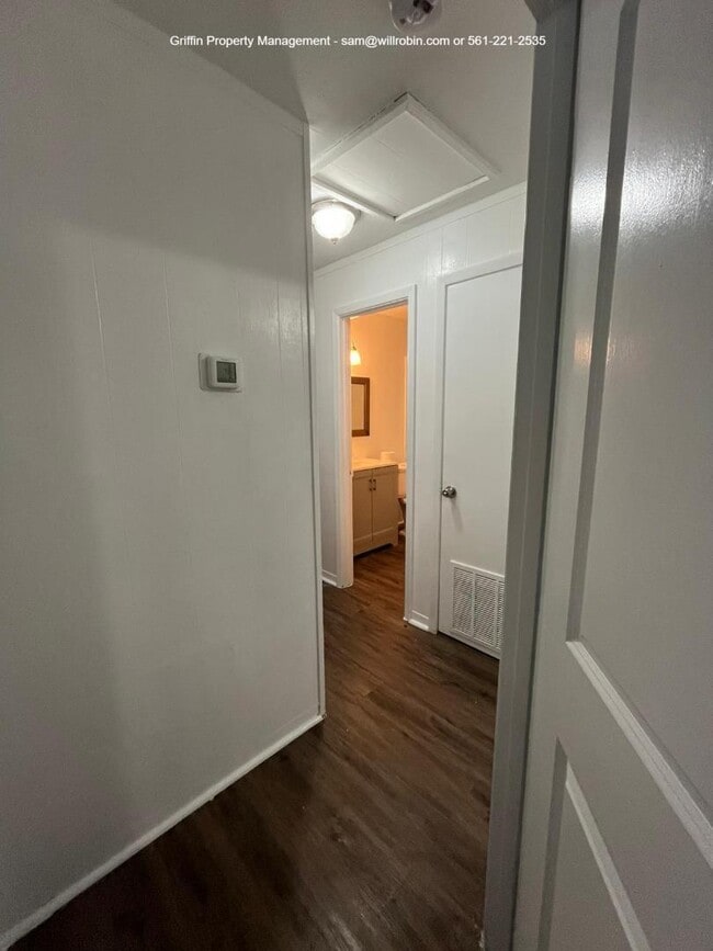 Building Photo - 1107 Calvary St