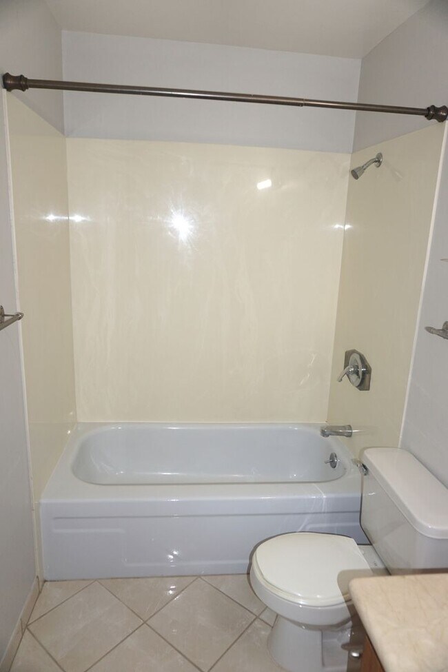 Building Photo - Beautifully Updated Condo in Great Mountai...